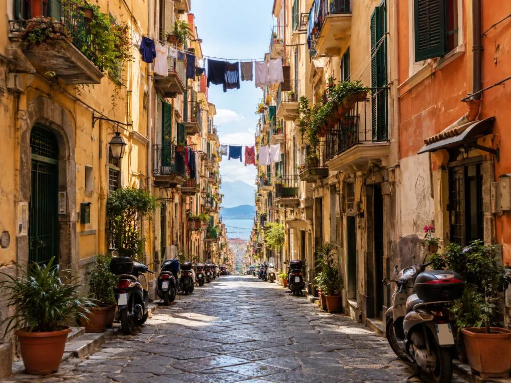 Via dei Tribunali, il decumano maggiore, all’ora dei banconi pieni